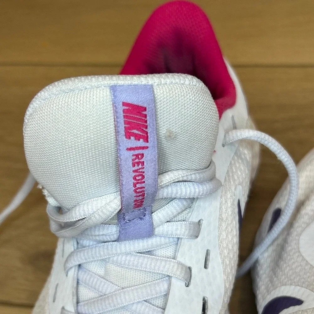 Nike Revolution 5 Youth Running Shoes White Pink Size 5Y BQ5671‎ 018